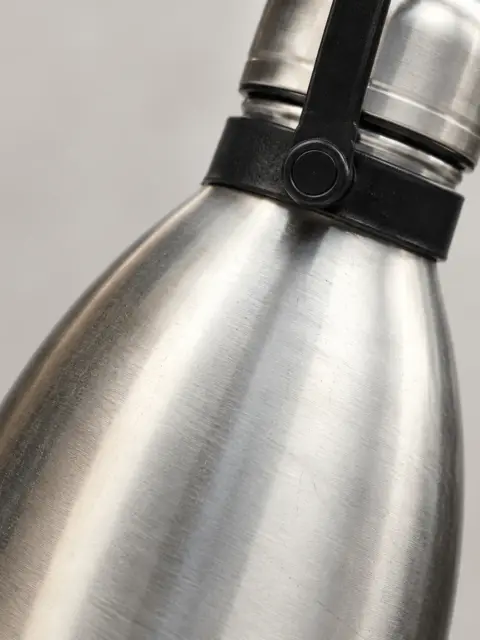 Insulated stainless steel bottle, 1 L: Material close-up