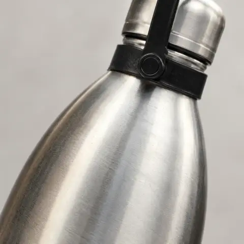 Insulated stainless steel bottle, 1 L: Material close-up