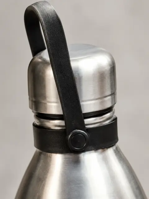 Insulated stainless steel bottle, 1 L: Part close-up