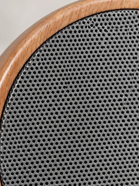 Round wooden Bluetooth speaker: Material close-up