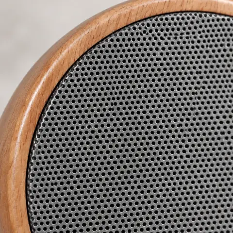 Round wooden Bluetooth speaker: Material close-up