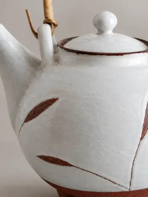 Ceramic teapot with a leaf pattern: Material close-up
