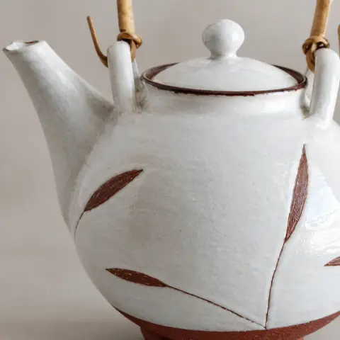 Ceramic teapot with a leaf pattern: Material close-up