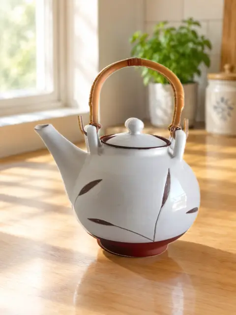 Ceramic teapot with a leaf pattern: Scene 2